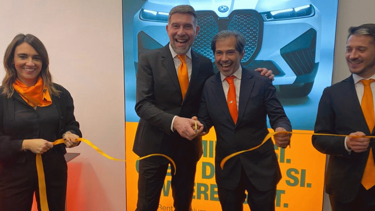 IL taglio del nastro dei due ad di Sixt Italia Angelo Ghigliano e Massimiliano Maini