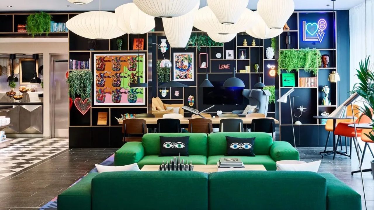 London_Victoria_Station-CitizenM_hall