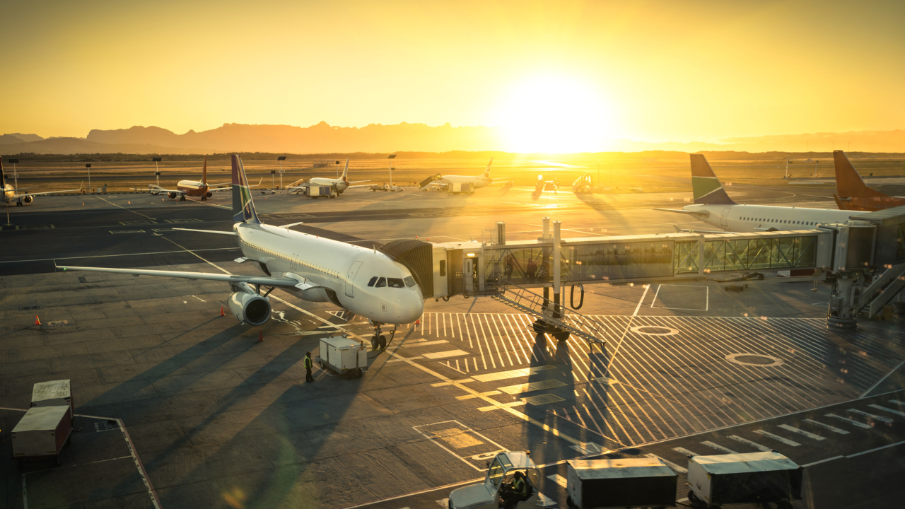 aereo-imbarco-ponte-aeroporto-pista