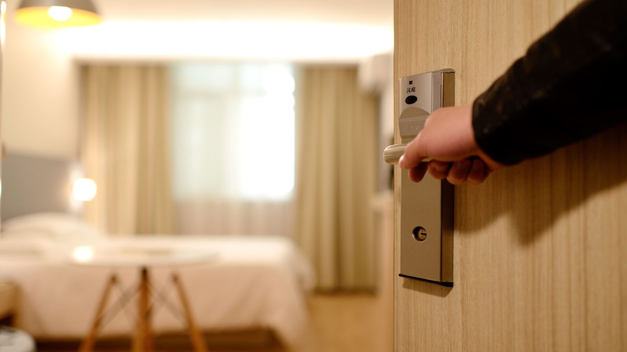 hotel-albergo-stanza-porta-concierge